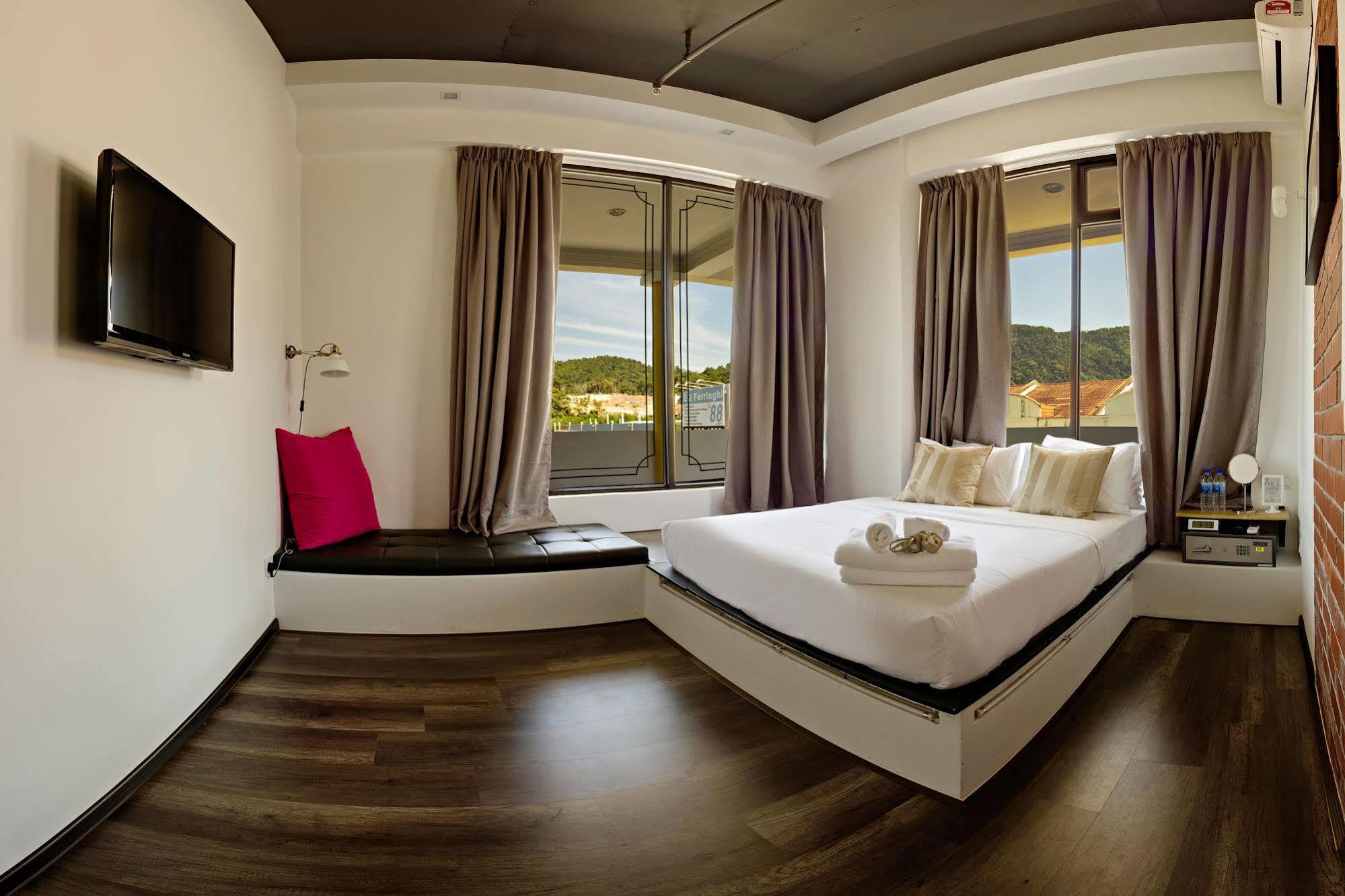 Roomies Suites Batu Ferringhi Esterno foto