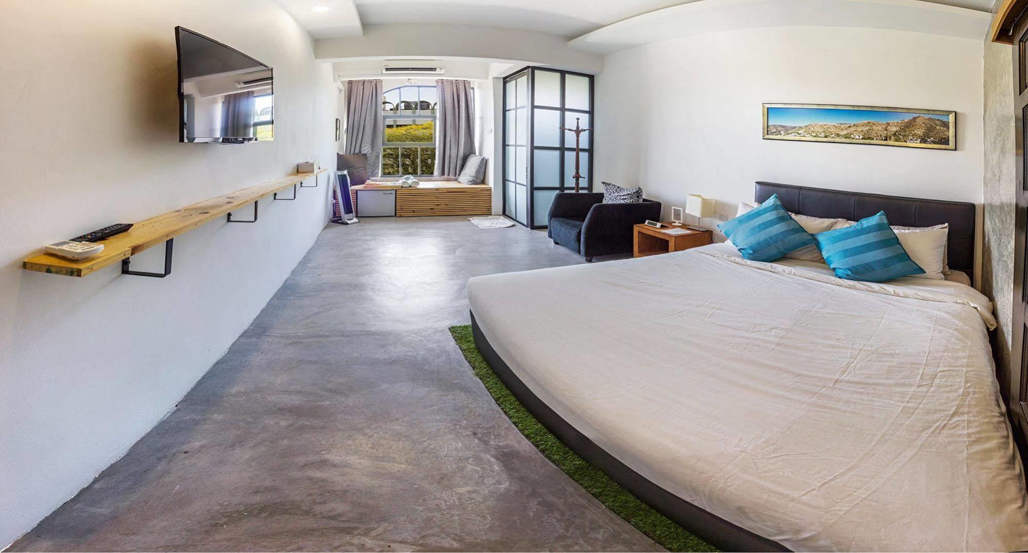 Roomies Suites Batu Ferringhi Esterno foto