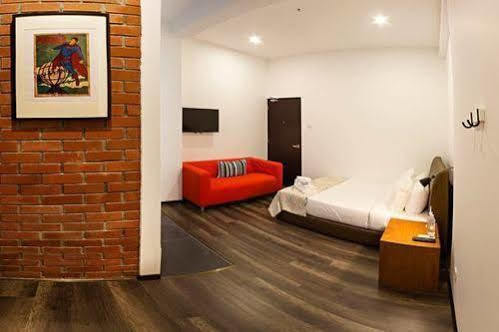 Roomies Suites Batu Ferringhi Esterno foto